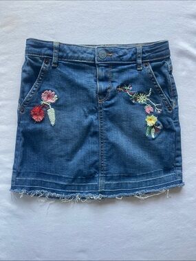 GYMBOREE Girls Size 5  Blue Denim Skirt with Floral Embroidery